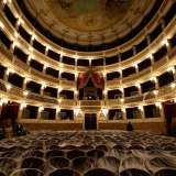A rubare la scena di fronte al palcoscenico � il magnifico Palco Regio...